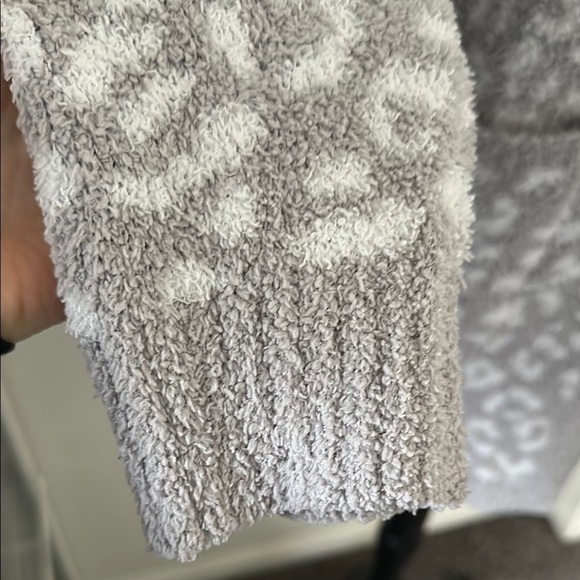 Pink Lily Gray Leopard Print Women's Sweater size small - Picture 5 of 7